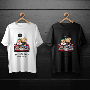 طرح لایه باز خرس تدی با تیشرت و شلوار لی روی ماشین قرمز برای چاپ روی انواع تیشرت